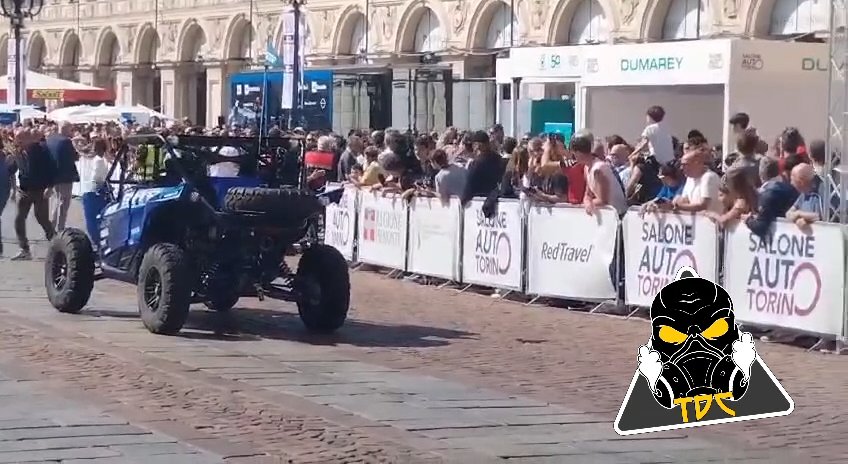 Auto sulla folla al Salone di Torino 2024: video shock