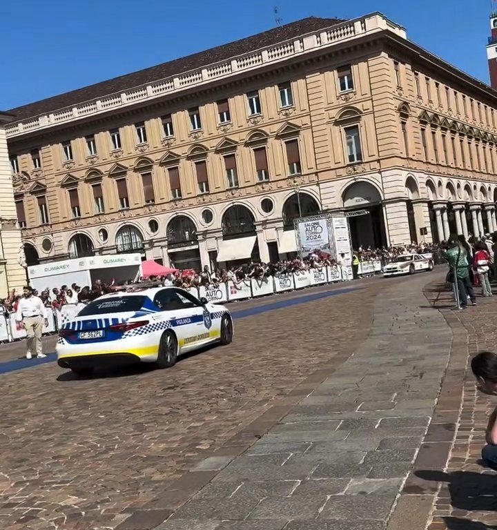 Auto sulla folla al Salone di Torino 2024: video shock