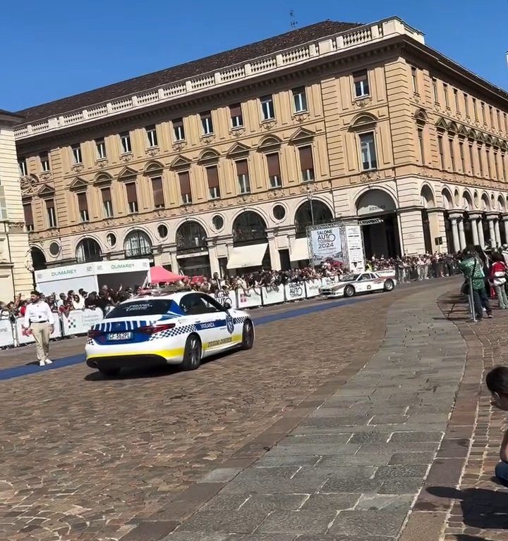 Auto sulla folla al Salone di Torino 2024: video shock