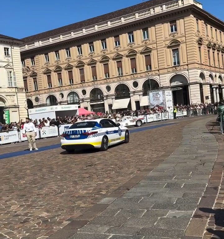 Auto sulla folla al Salone di Torino 2024: video shock