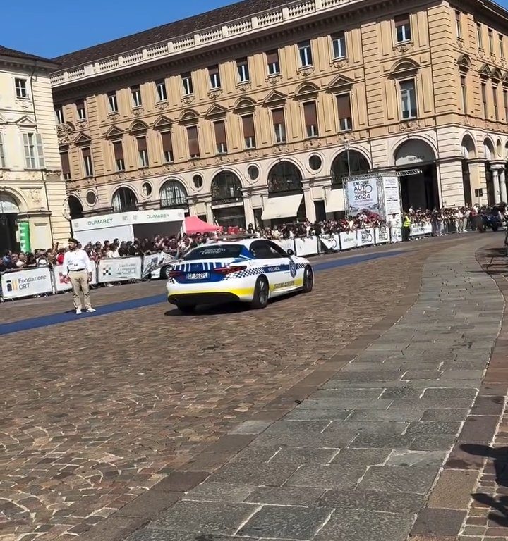 Auto sulla folla al Salone di Torino 2024: video shock