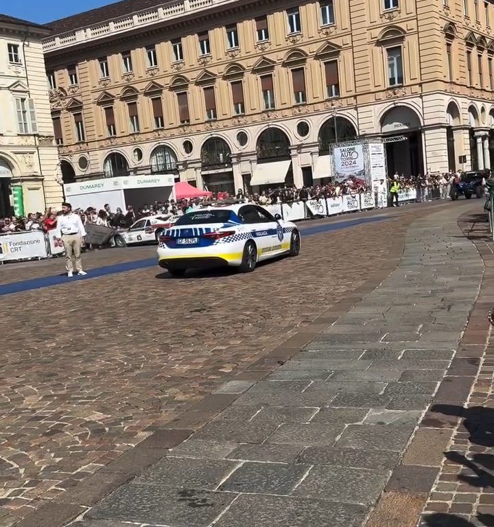 Auto sulla folla al Salone di Torino 2024: video shock