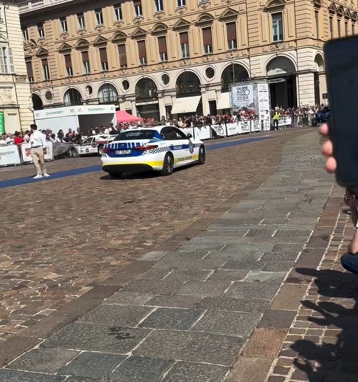 Auto sulla folla al Salone di Torino 2024: video shock