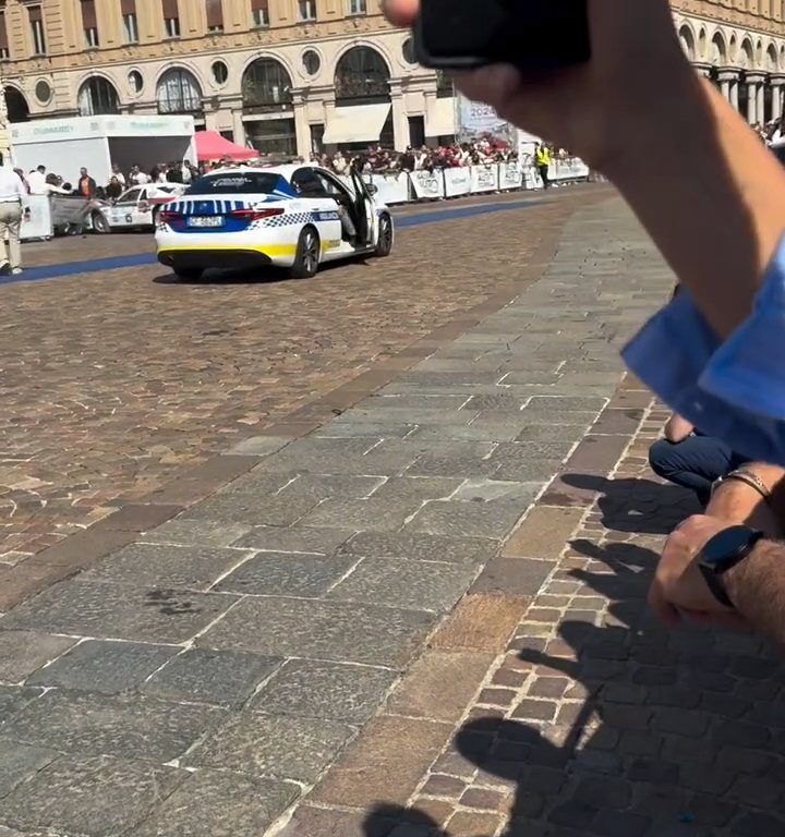 Auto sulla folla al Salone di Torino 2024: video shock