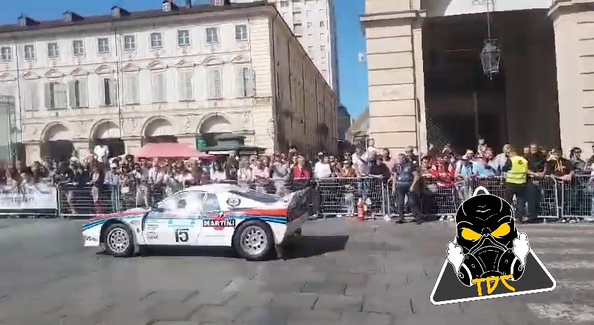 Auto sulla folla al Salone di Torino 2024: video shock