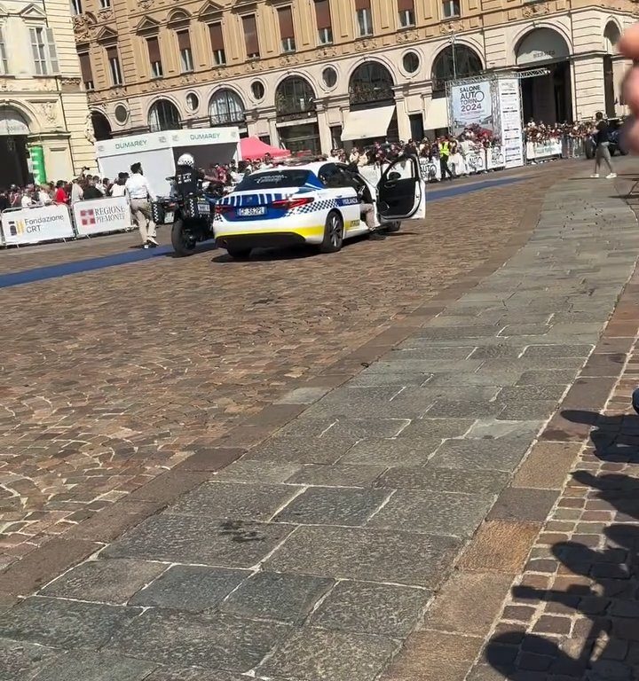 Auto sulla folla al Salone di Torino 2024: video shock