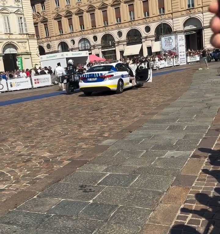 Auto sulla folla al Salone di Torino 2024: video shock