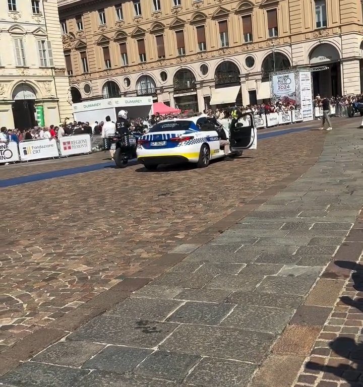 Auto sulla folla al Salone di Torino 2024: video shock