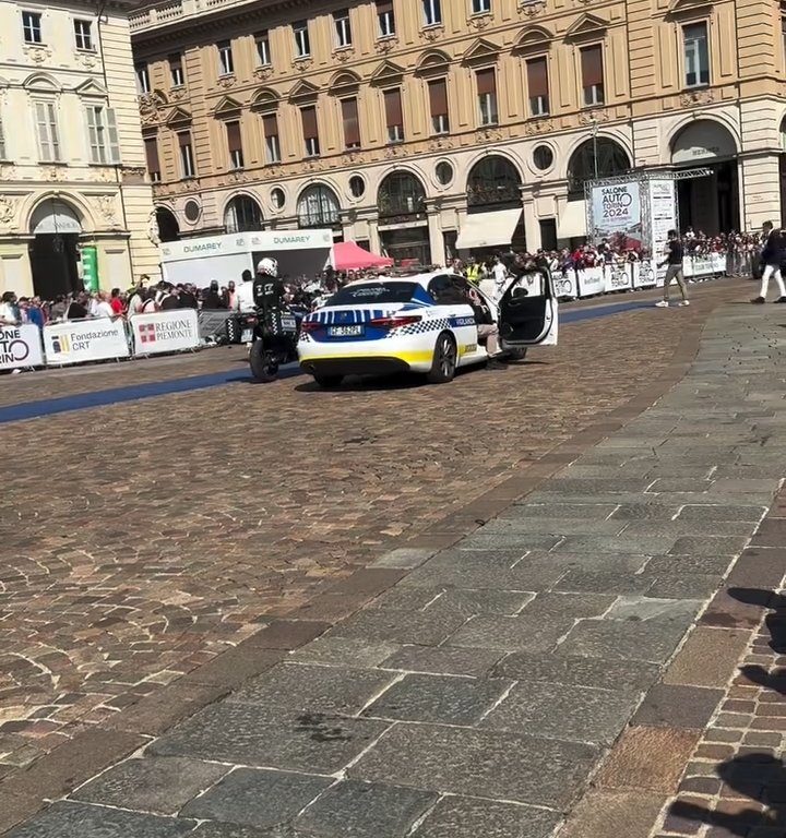 Auto sulla folla al Salone di Torino 2024: video shock