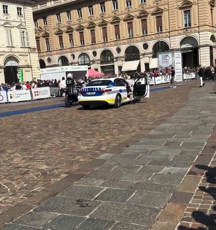 Auto sulla folla al Salone di Torino 2024: video shock