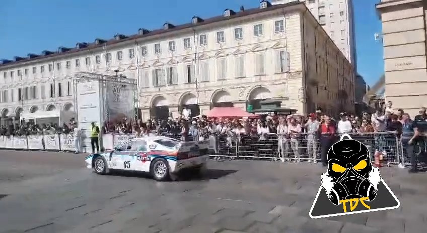 Auto sulla folla al Salone di Torino 2024: video shock