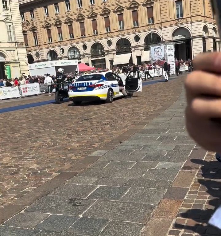 Auto sulla folla al Salone di Torino 2024: video shock