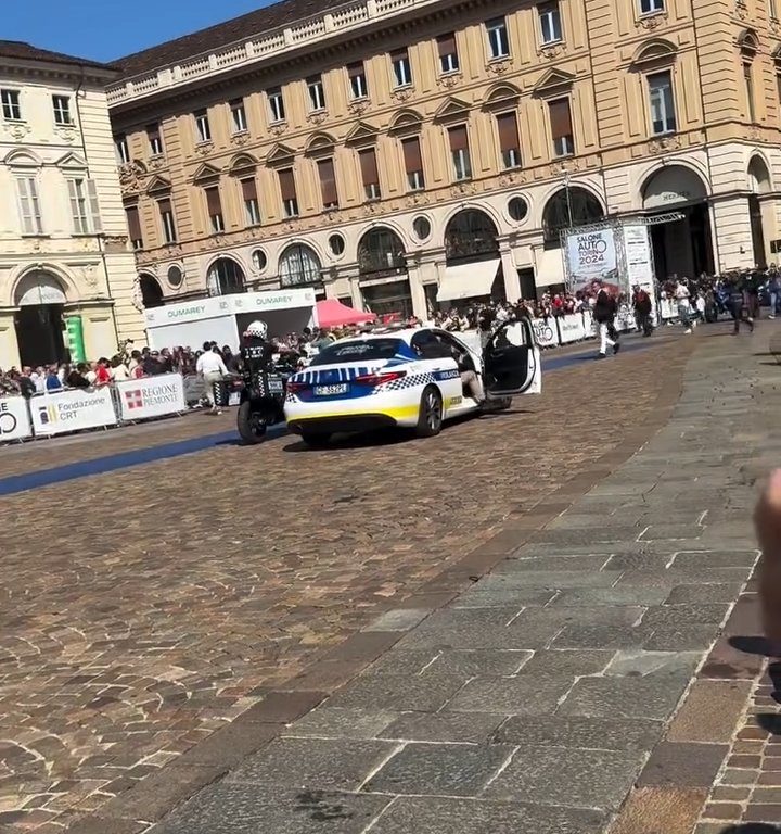 Auto sulla folla al Salone di Torino 2024: video shock