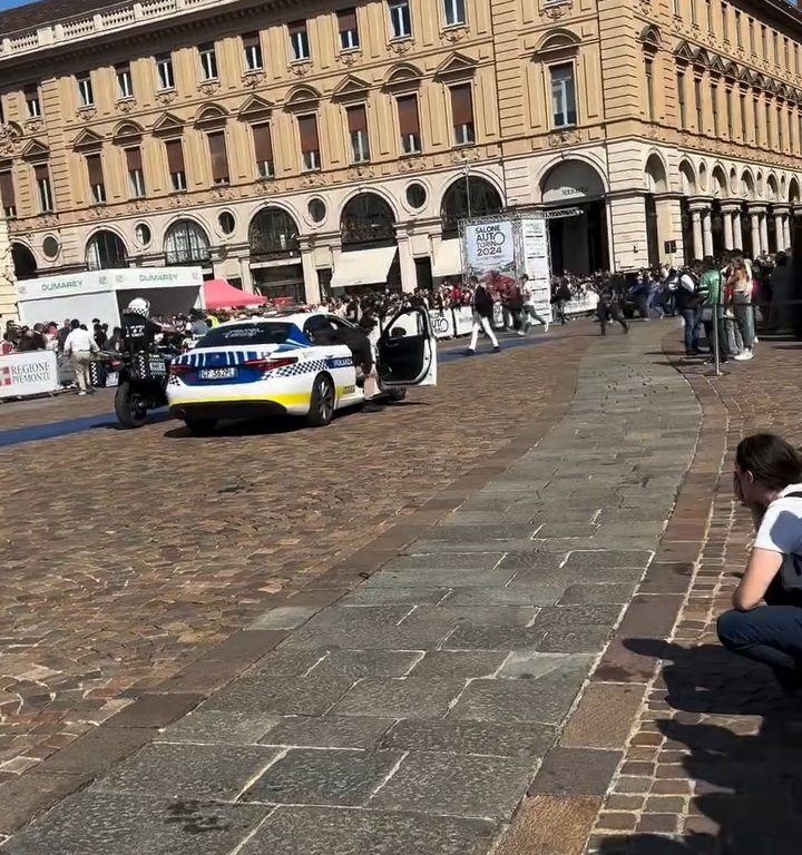 Auto sulla folla al Salone di Torino 2024: video shock