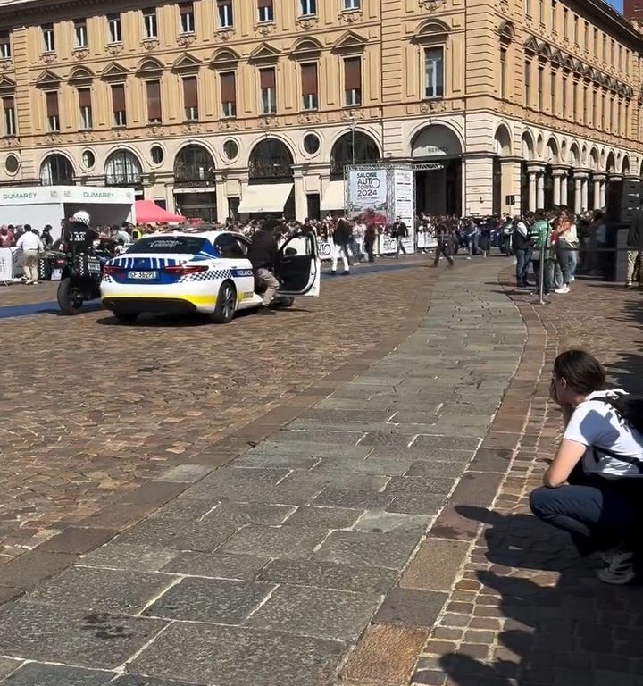 Auto sulla folla al Salone di Torino 2024: video shock