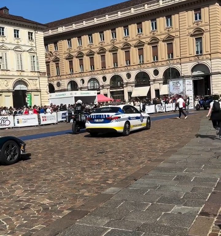 Auto sulla folla al Salone di Torino 2024: video shock