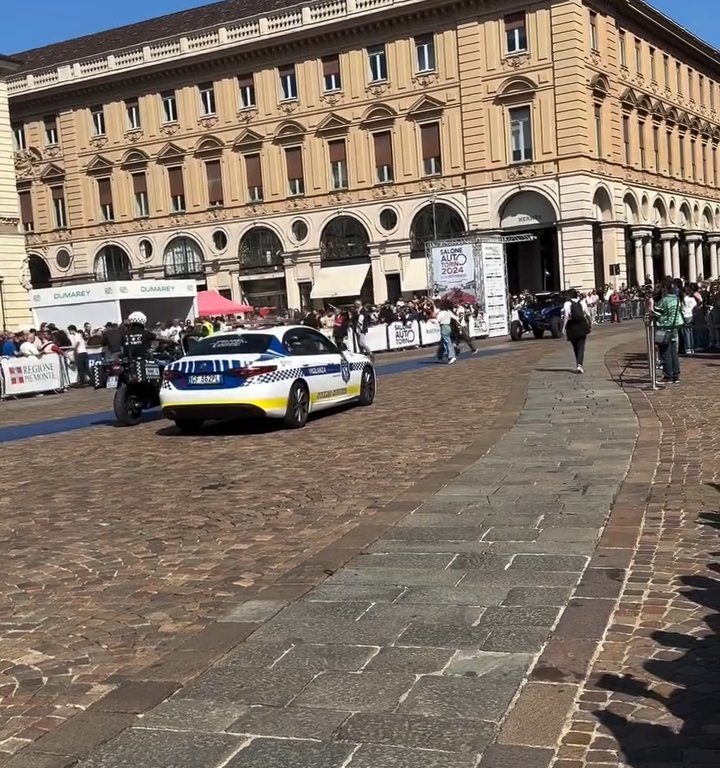 Auto sulla folla al Salone di Torino 2024: video shock