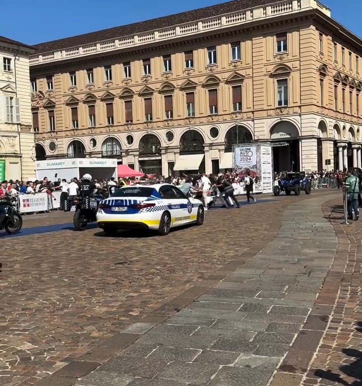 Auto sulla folla al Salone di Torino 2024: video shock