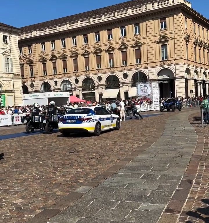 Auto sulla folla al Salone di Torino 2024: video shock