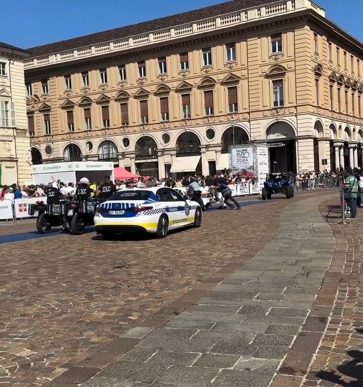 Auto sulla folla al Salone di Torino 2024: video shock