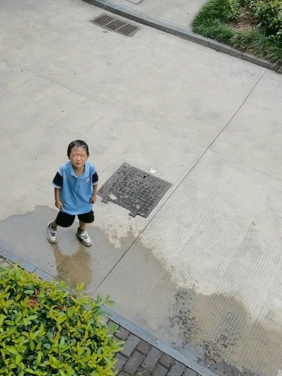 Bullo rovescia acqua ai compagni, torna a casa e la madre lo umilia allo stesso modo