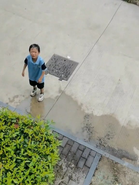 Bullo rovescia acqua ai compagni, torna a casa e la madre lo umilia allo stesso modo