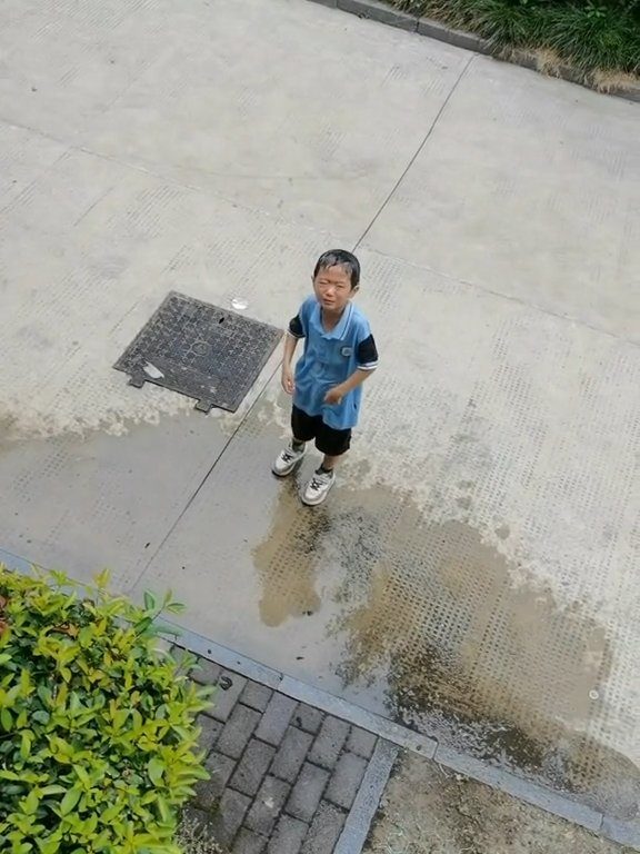 Bullo rovescia acqua ai compagni, torna a casa e la madre lo umilia allo stesso modo