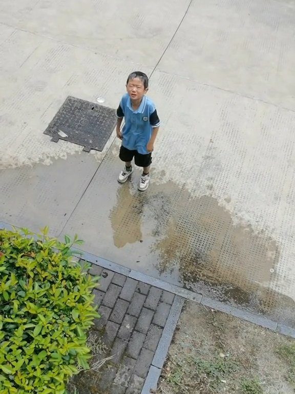 Bullo rovescia acqua ai compagni, torna a casa e la madre lo umilia allo stesso modo