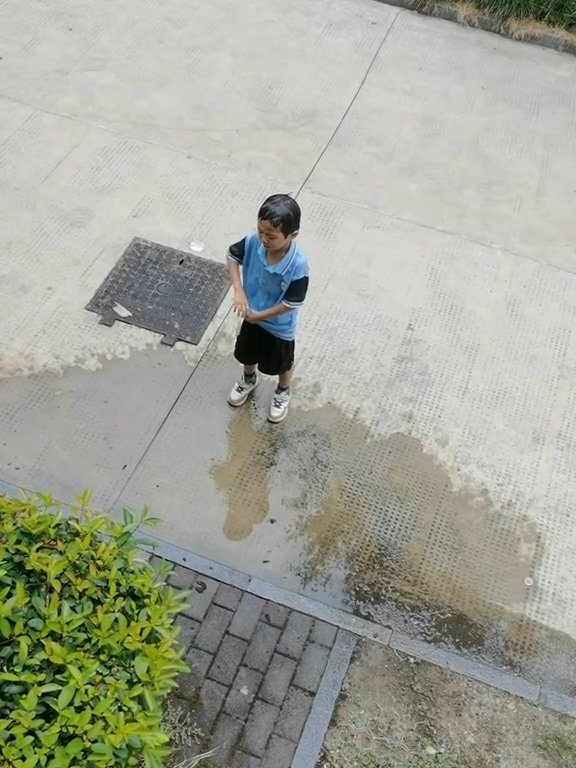 Bullo rovescia acqua ai compagni, torna a casa e la madre lo umilia allo stesso modo