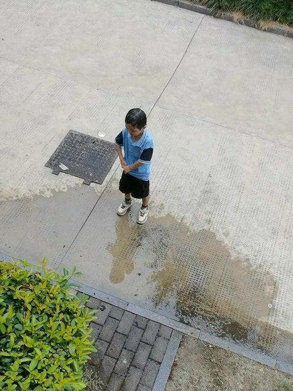 Bullo rovescia acqua ai compagni, torna a casa e la madre lo umilia allo stesso modo