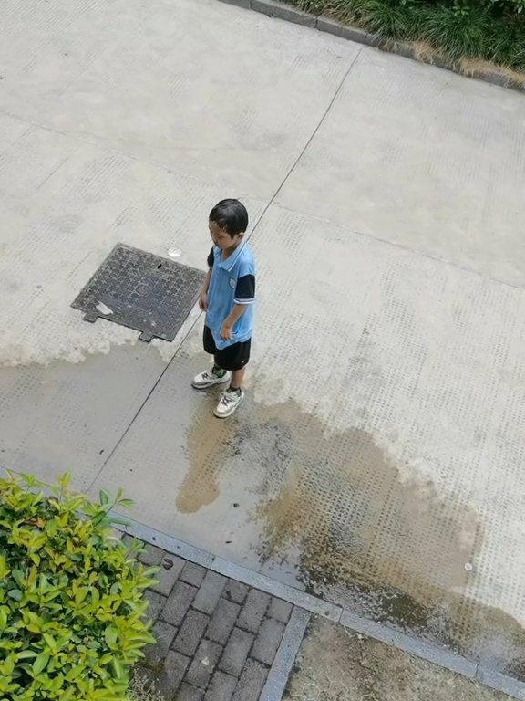 Bullo rovescia acqua ai compagni, torna a casa e la madre lo umilia allo stesso modo