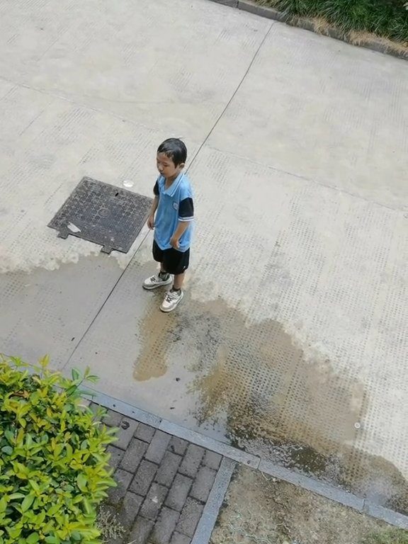 Bullo rovescia acqua ai compagni, torna a casa e la madre lo umilia allo stesso modo