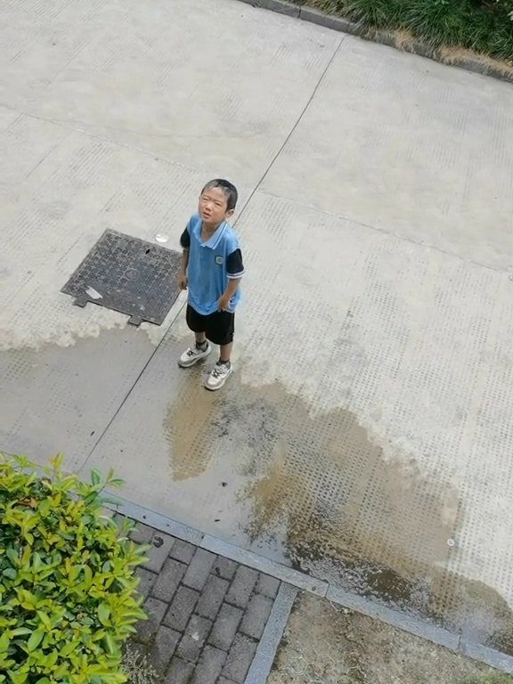 Bullo rovescia acqua ai compagni, torna a casa e la madre lo umilia allo stesso modo