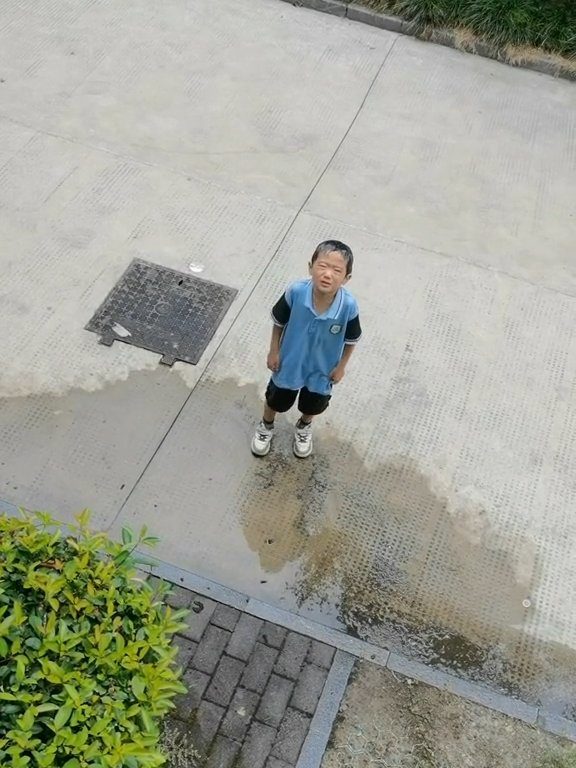 Bullo rovescia acqua ai compagni, torna a casa e la madre lo umilia allo stesso modo