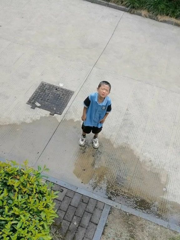 Bullo rovescia acqua ai compagni, torna a casa e la madre lo umilia allo stesso modo