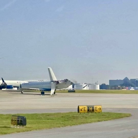 Collision entre deux avions au roulage, queue d'un Airbus sectionnée, passagers en fuite