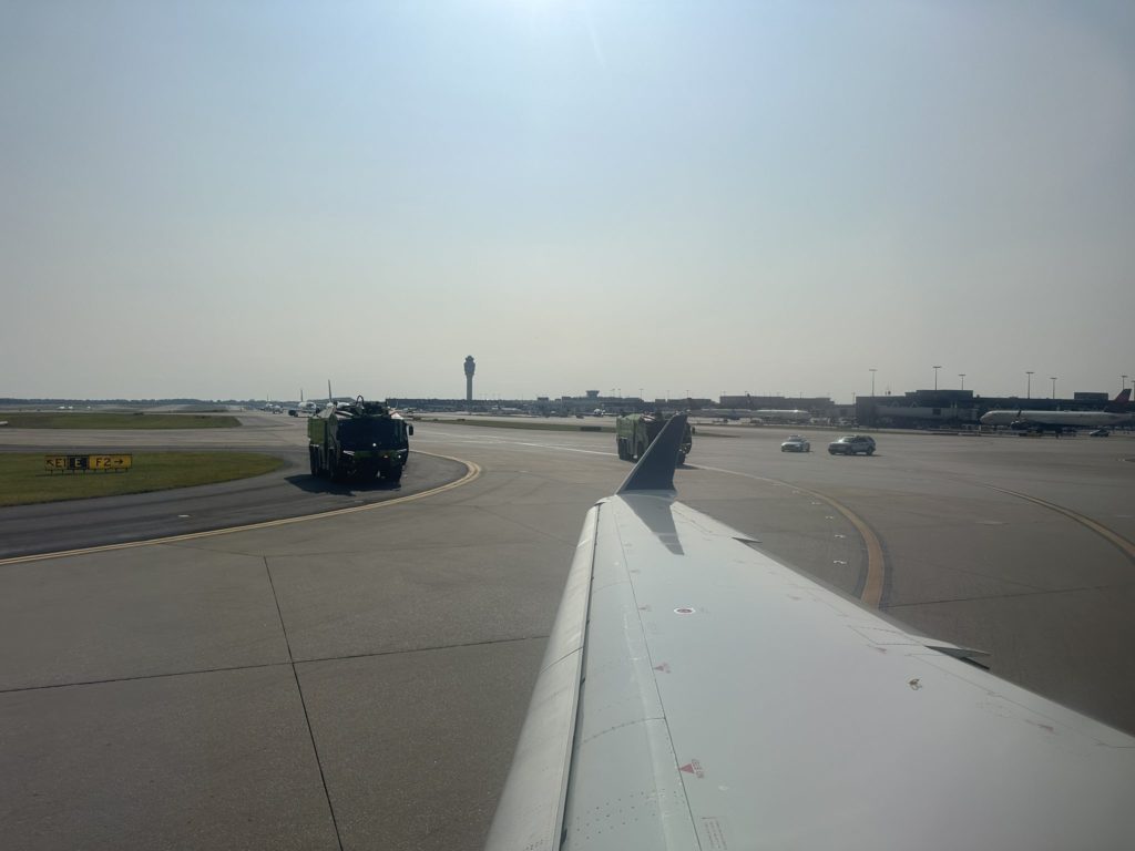 Colisión entre dos aviones durante el rodaje, la cola de un Airbus cortada y los pasajeros escapan