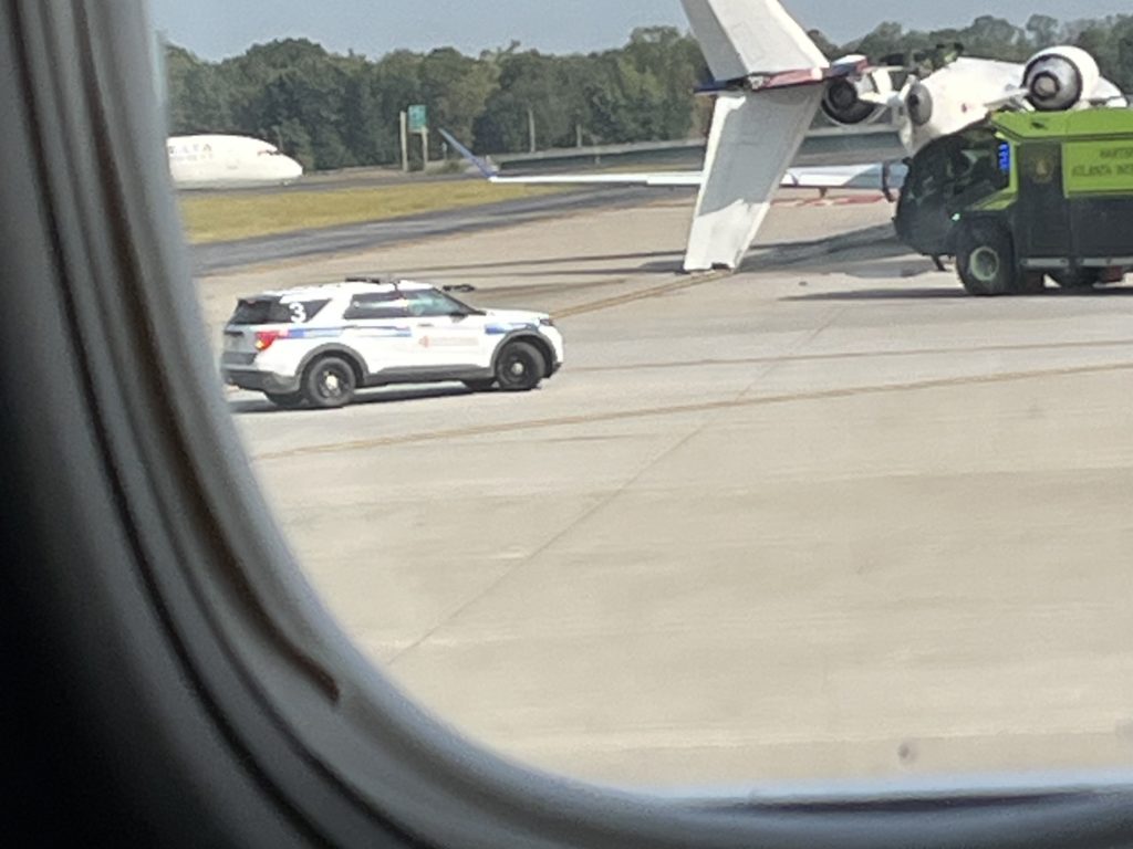 Collision entre deux avions au roulage, queue d'un Airbus sectionnée, passagers en fuite