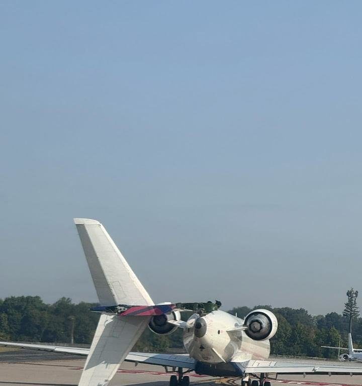 Colisión entre dos aviones durante el rodaje, la cola de un Airbus cortada y los pasajeros escapan