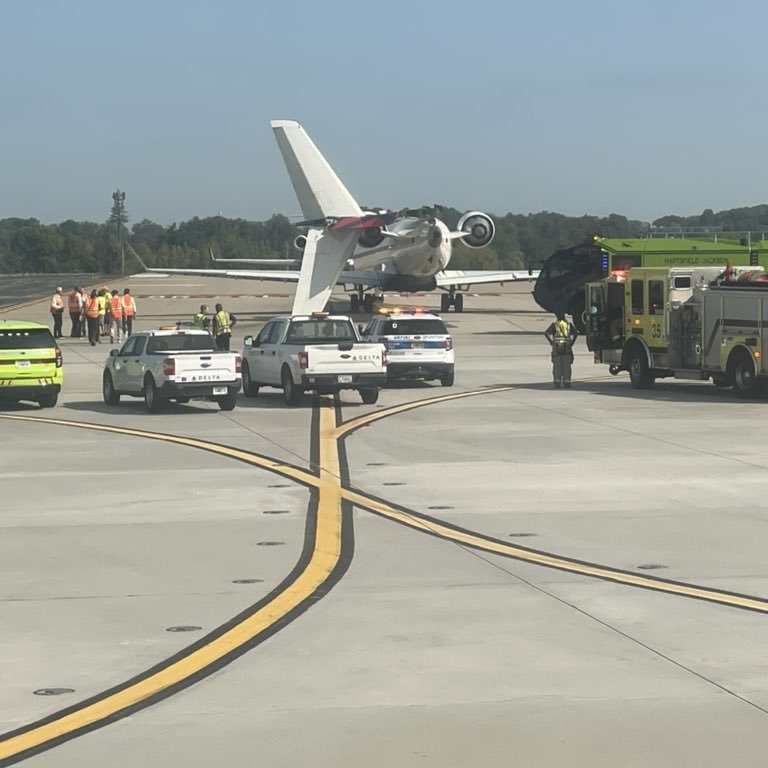 Collision entre deux avions au roulage, queue d'un Airbus sectionnée, passagers en fuite