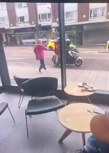 Une femme courageuse attrape les voleurs de vélos : elle les attrape et les fait tomber