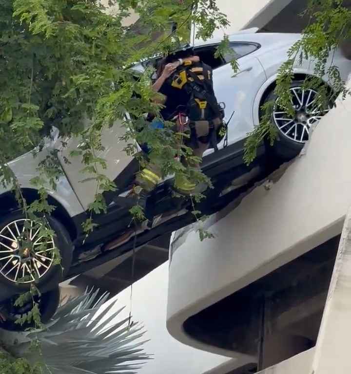 Donna verpasst das Pedal und findet sich gerettet mit dem SUV wieder, der auf dem Parkplatz baumelt