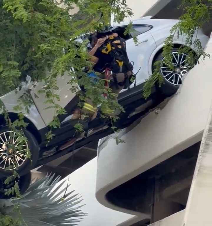 Donna verpasst das Pedal und findet sich gerettet mit dem SUV wieder, der auf dem Parkplatz baumelt