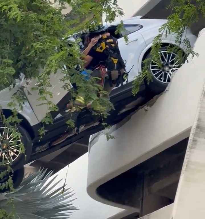 Donna verpasst das Pedal und findet sich gerettet mit dem SUV wieder, der auf dem Parkplatz baumelt