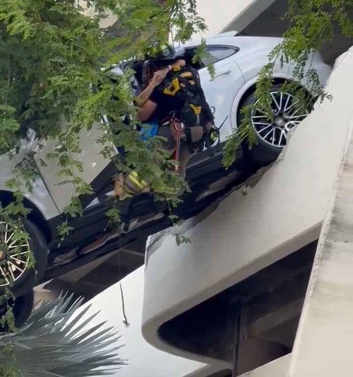 Donna verpasst das Pedal und findet sich gerettet mit dem SUV wieder, der auf dem Parkplatz baumelt