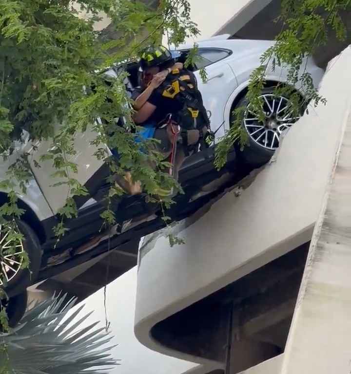 Donna verpasst das Pedal und findet sich gerettet mit dem SUV wieder, der auf dem Parkplatz baumelt