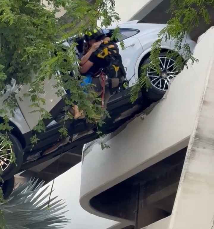 Donna verpasst das Pedal und findet sich gerettet mit dem SUV wieder, der auf dem Parkplatz baumelt