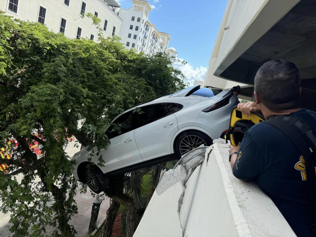 Donna verpasst das Pedal und findet sich gerettet mit dem SUV wieder, der auf dem Parkplatz baumelt