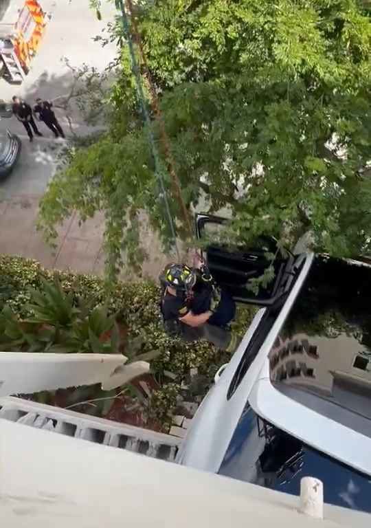 Donna verpasst das Pedal und findet sich gerettet mit dem SUV wieder, der auf dem Parkplatz baumelt