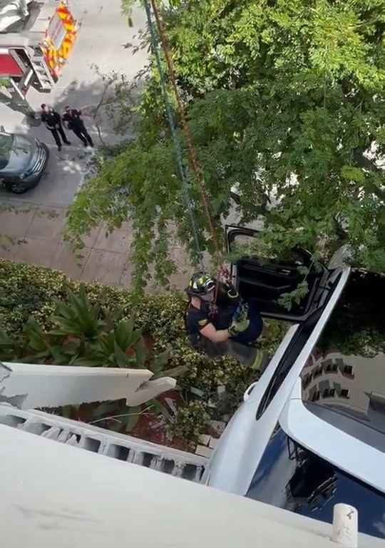 Donna verpasst das Pedal und findet sich gerettet mit dem SUV wieder, der auf dem Parkplatz baumelt